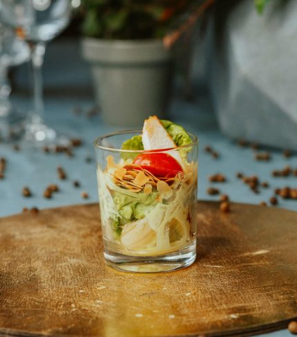 vistas salati ar mandelem